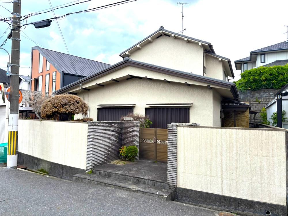 6LDK house in Hirakata, Osaka - Photo 1