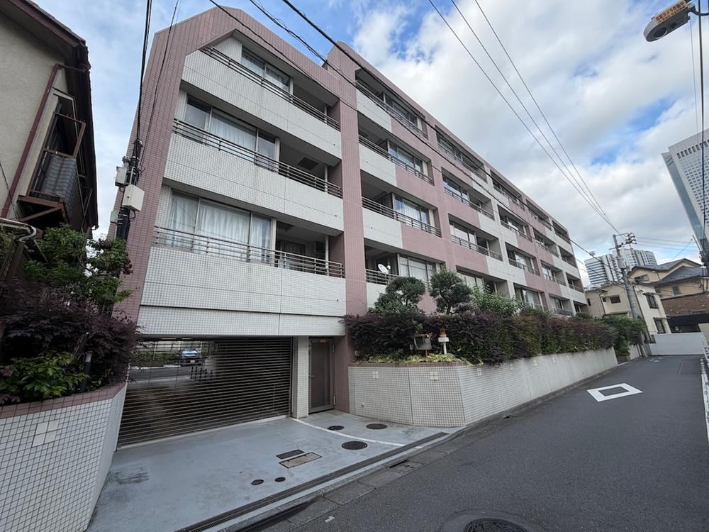 2LDK+S apartment in Shibuya Ward, Tokyo - Photo 1
