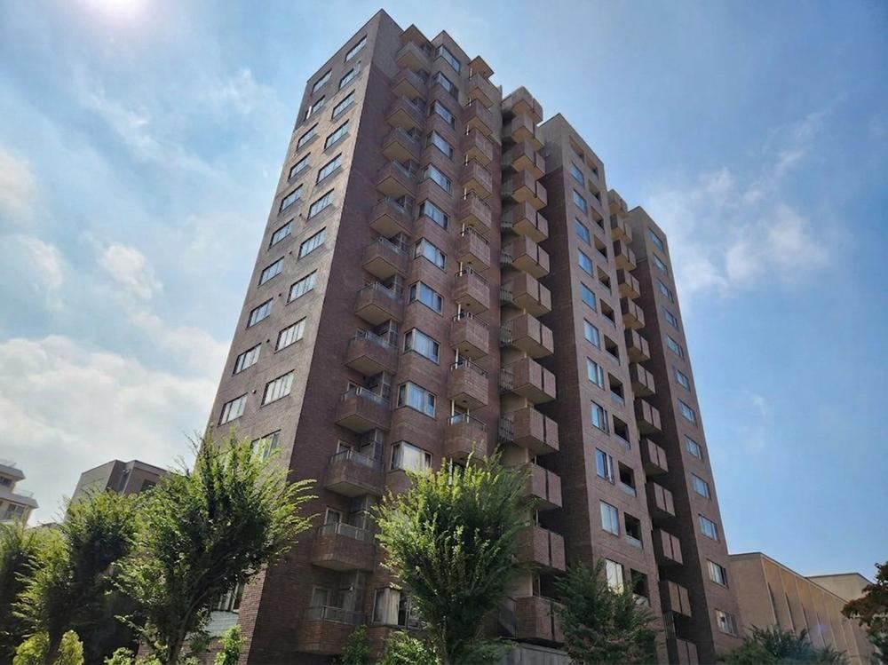 3LDK apartment in Chiyoda Ward, Tokyo - Photo 1