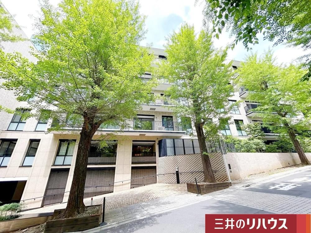 2LDK apartment in Minato Ward, Tokyo - Photo 1