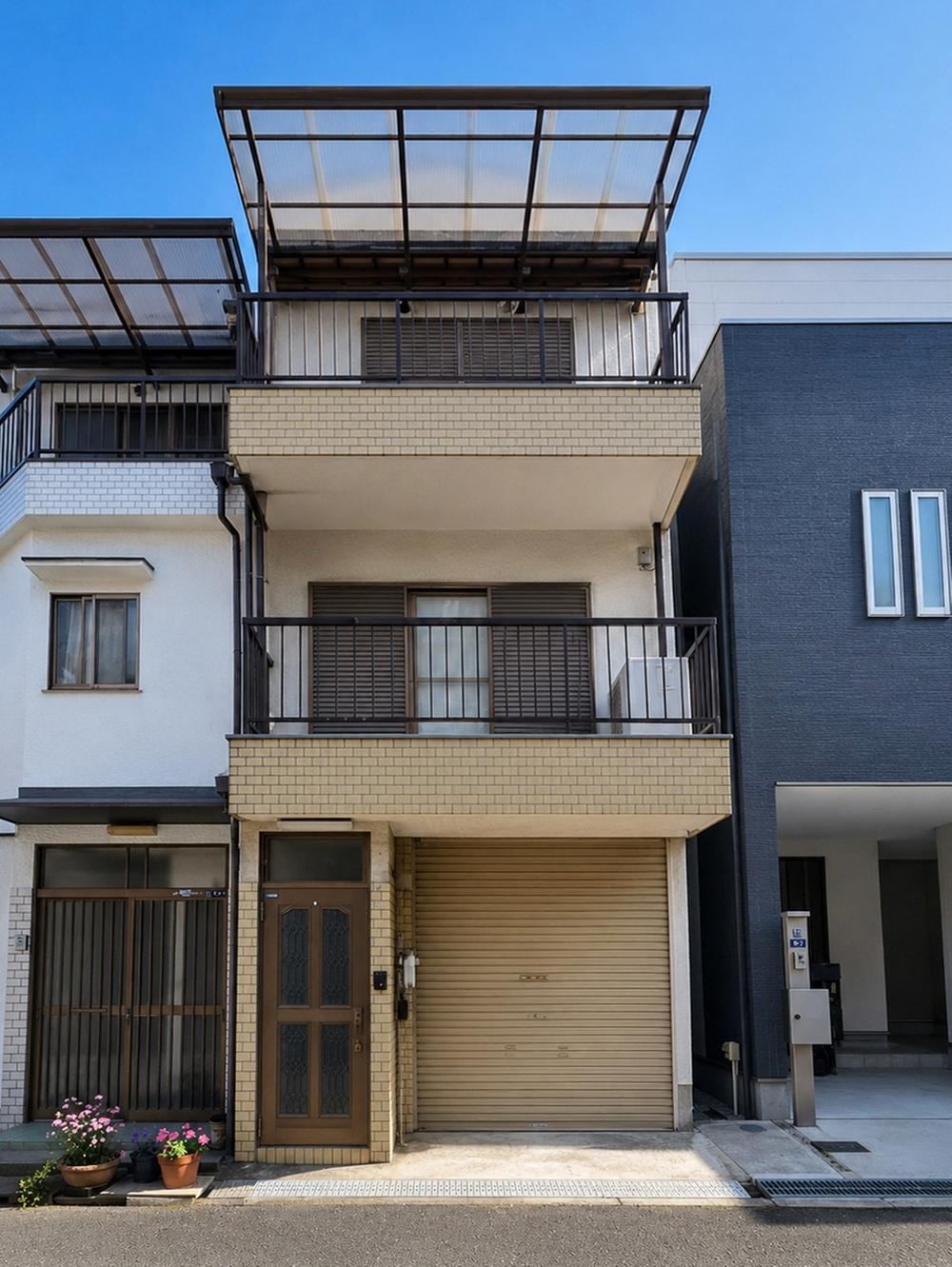 3DK house in Higashiosaka, Osaka - Photo 1
