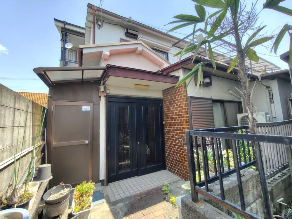4LDK house in Toyonaka, Osaka - Photo 1