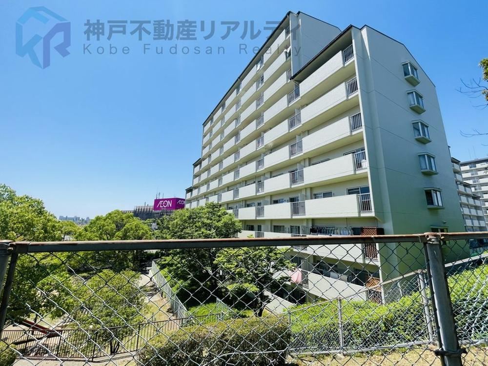 3LDK apartment in Tarumi Ward, Kobe, Hyogo - Photo 1