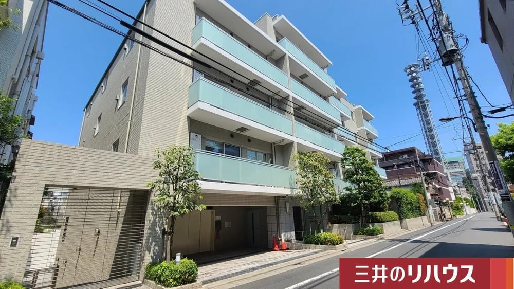 3LDK apartment in Shinjuku Ward, Tokyo - Photo 1