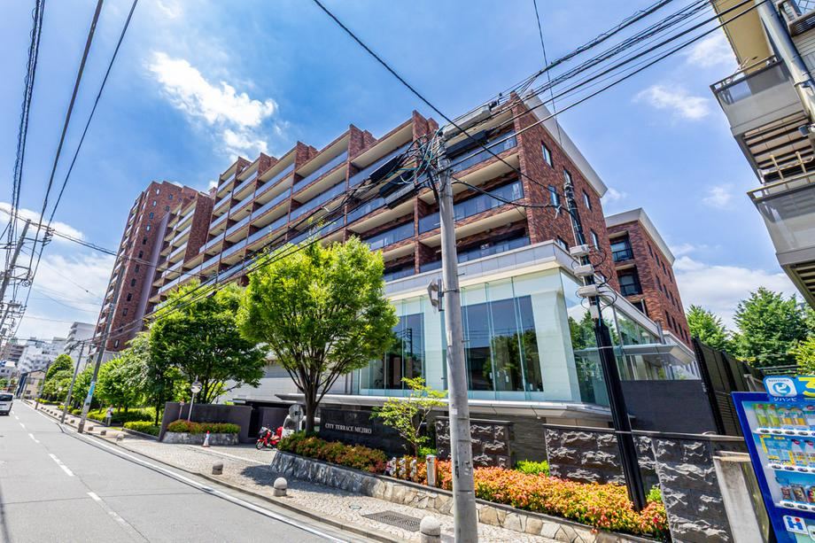 3LDK+S apartment in Toshima Ward, Tokyo - Photo 1