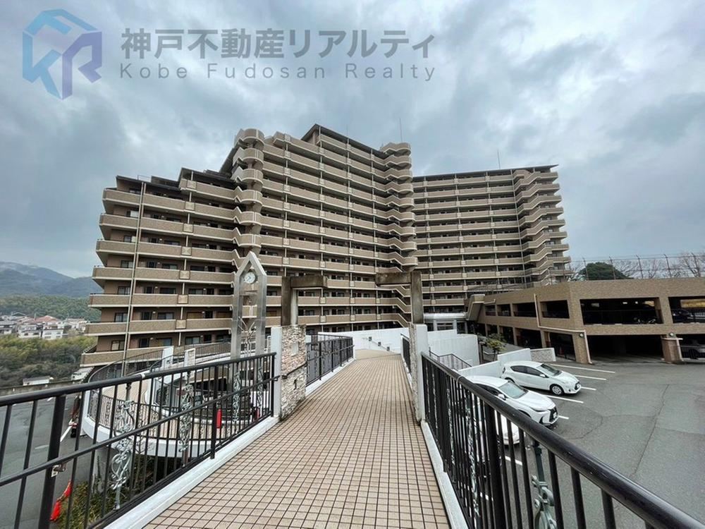 4LDK apartment in Tarumi Ward, Kobe, Hyogo - Photo 1