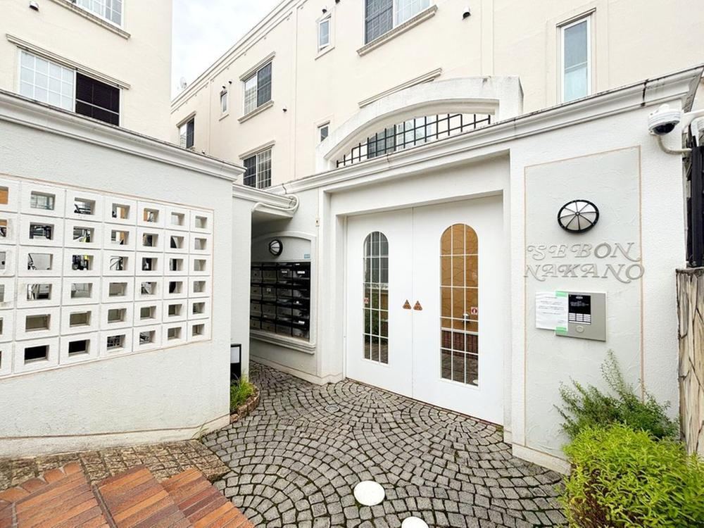 2LDK+S apartment in Nakano Ward, Tokyo - Photo 1