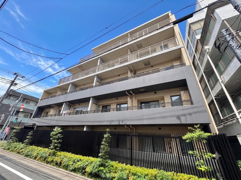 2LDK+S apartment in Toshima Ward, Tokyo - Photo 1