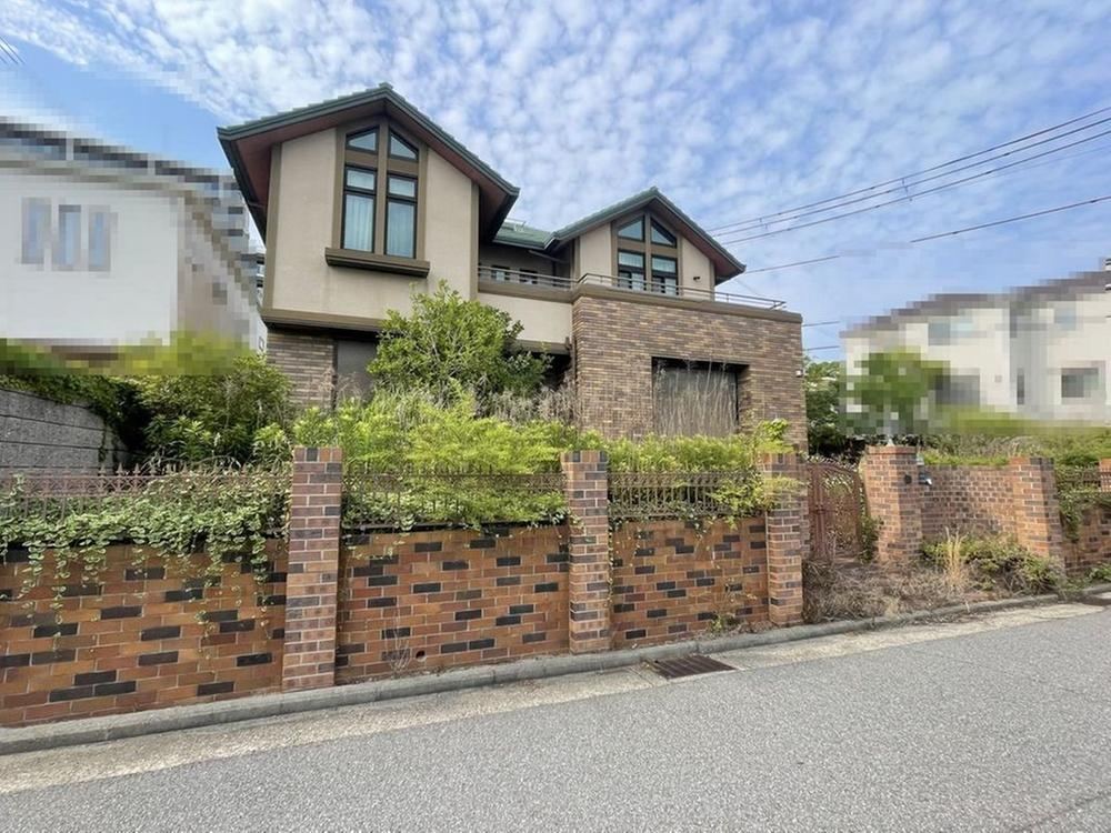 4LDK house in Tarumi Ward, Kobe, Hyogo - Photo 1