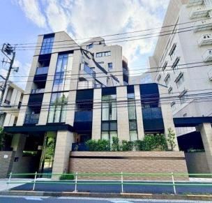 2LDK+S apartment in Minato Ward, Tokyo - Photo 1