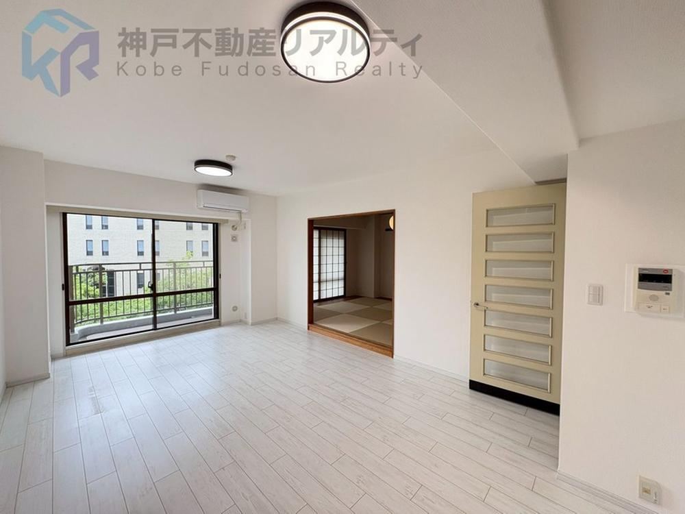 3LDK apartment in Chuo Ward, Kobe, Hyogo - Photo 1