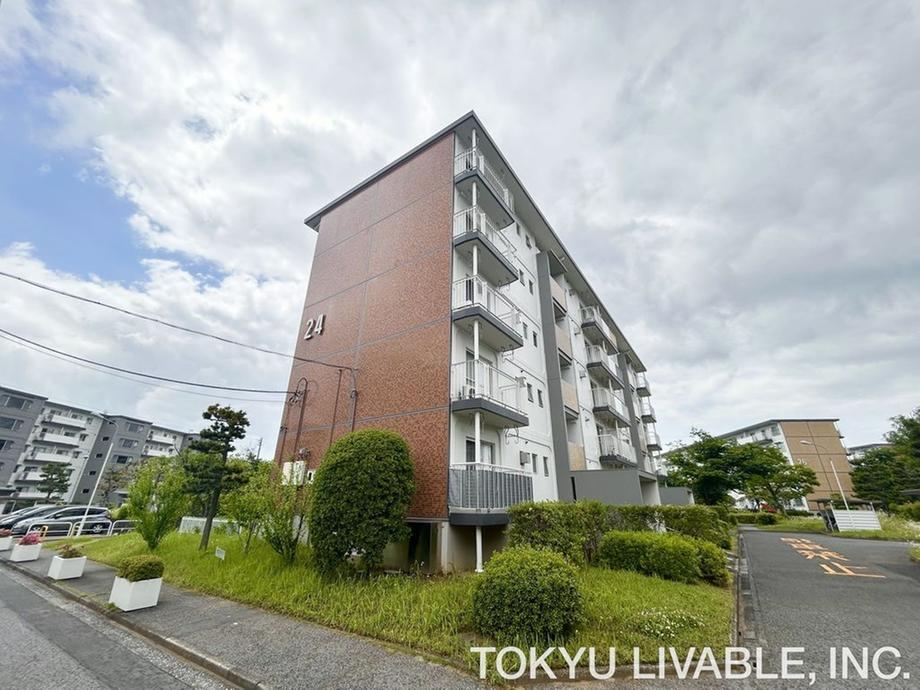 2LDK apartment in Mihama Ward, Chiba - Photo 1