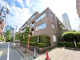 2LDK apartment in Minato Ward, Tokyo - Photo 1