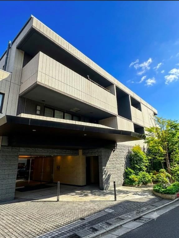 2LDK apartment in Meguro Ward, Tokyo - Photo 1
