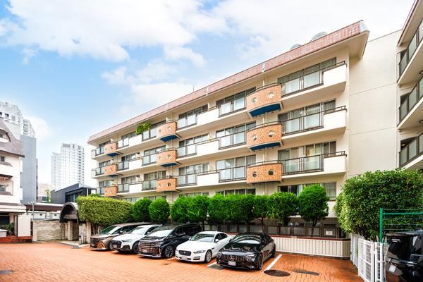 2LDK apartment in Minato Ward, Tokyo - Photo 1