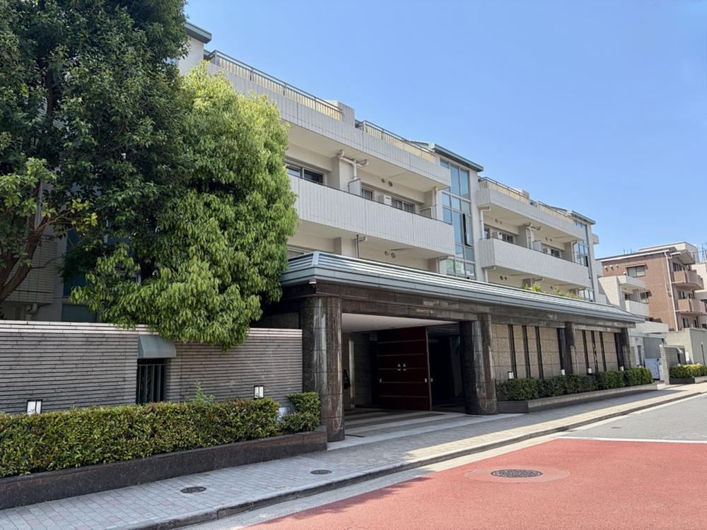 2LDK+S apartment in Minato Ward, Tokyo - Photo 1