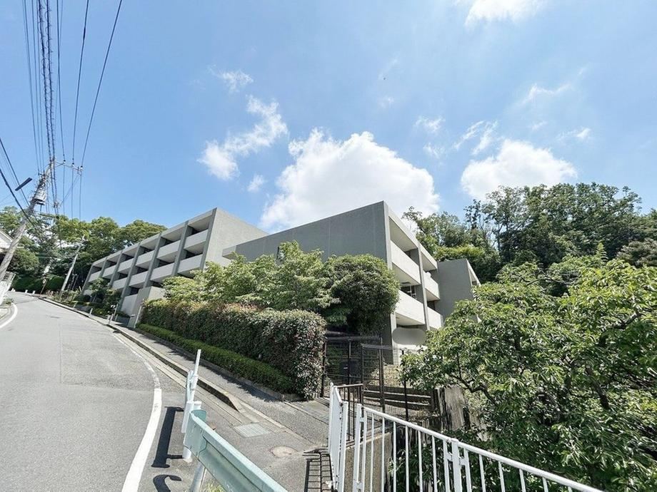 2LDK+S apartment in Hino, Tokyo - Photo 1