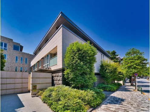2LDK apartment in Minato Ward, Tokyo - Photo 1