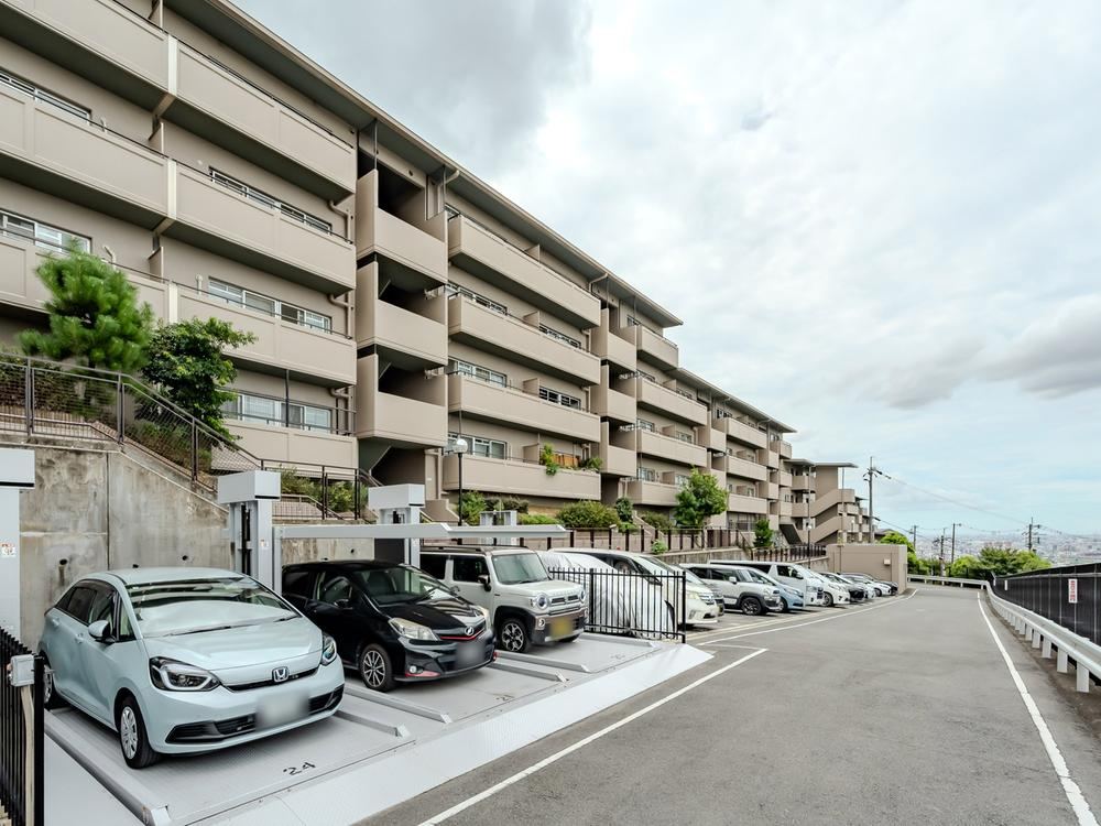 3LDK apartment in Higashiosaka, Osaka - Photo 1