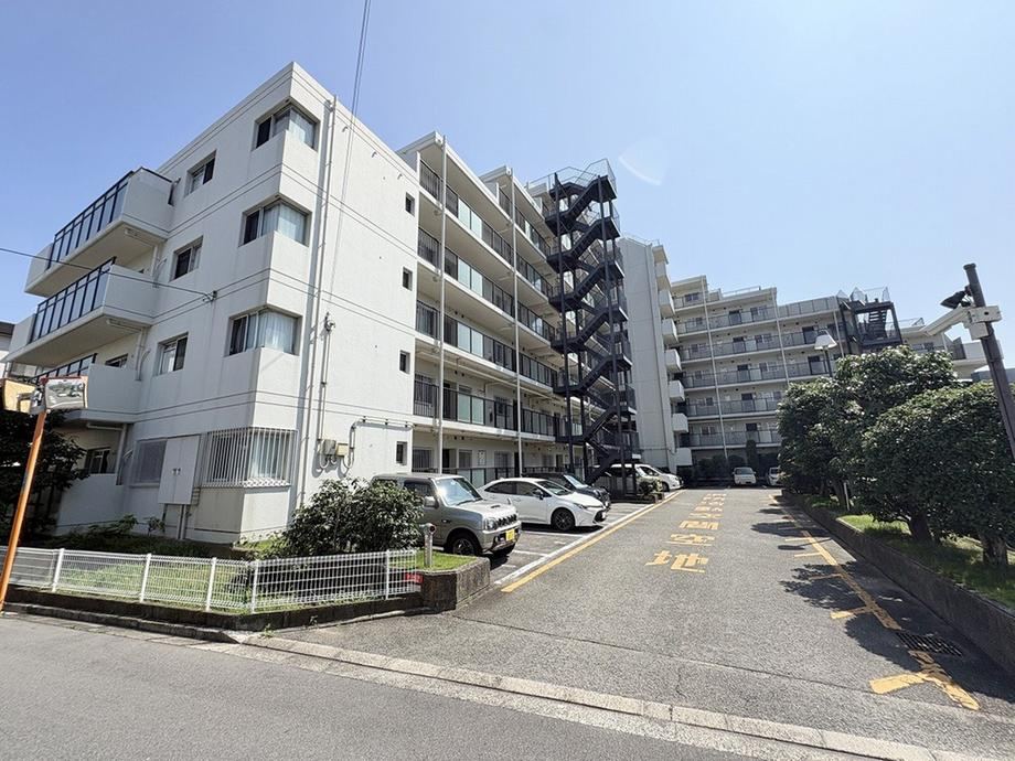3LDK apartment in Higashiosaka, Osaka - Photo 1