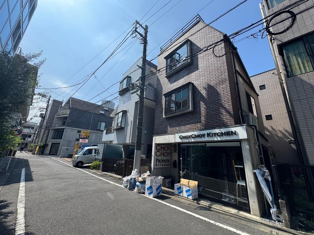 4LDK house in Meguro Ward, Tokyo - Photo 1