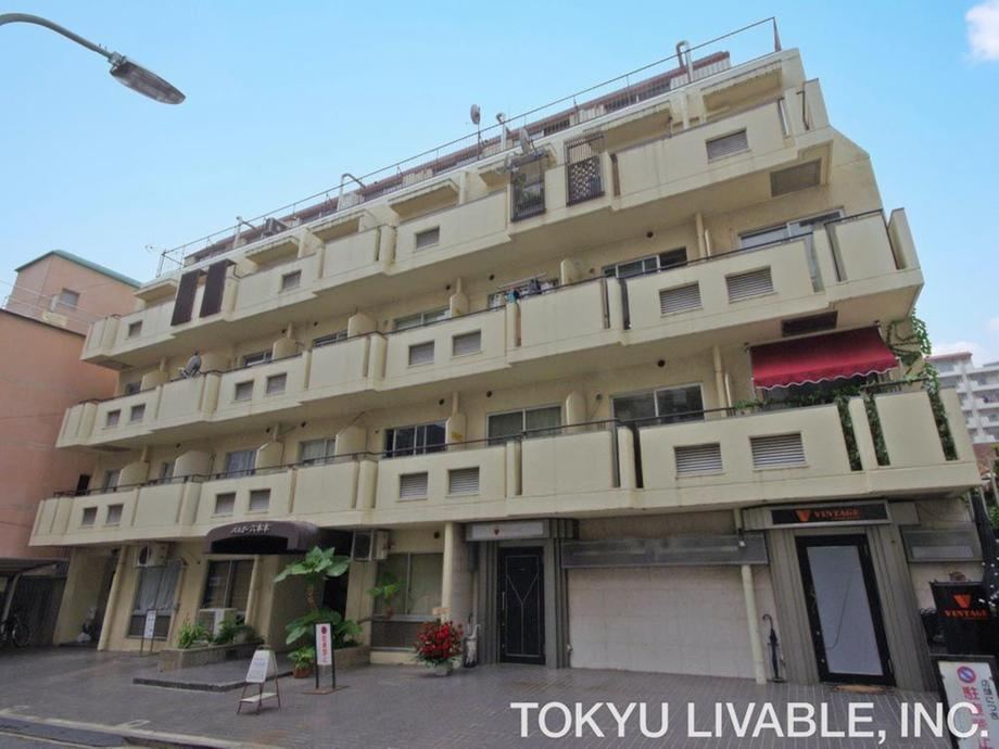 studio apartment in Minato Ward, Tokyo - Photo 1