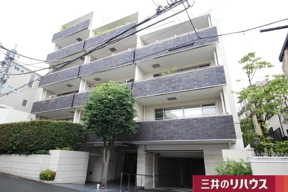 2LDK apartment in Minato Ward, Tokyo - Photo 1