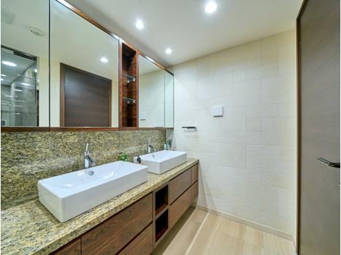 2LDK+S apartment in Minato Ward, Tokyo - Photo 1