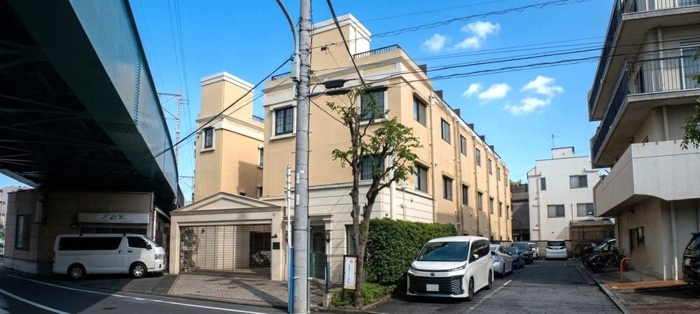 2LDK+S apartment in Ota Ward, Tokyo - Photo 1
