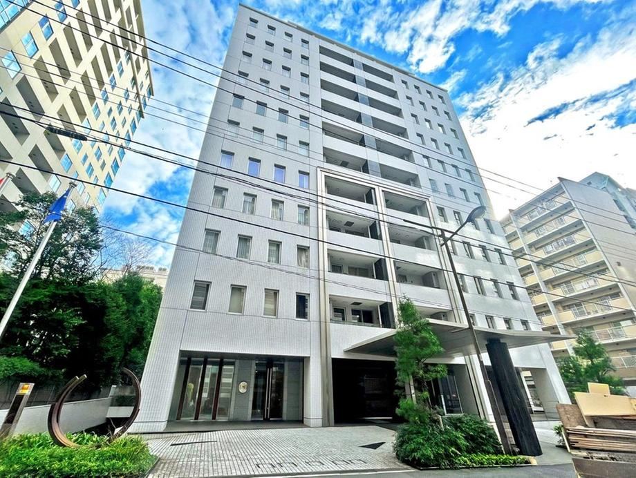 3LDK apartment in Chiyoda Ward, Tokyo - Photo 1