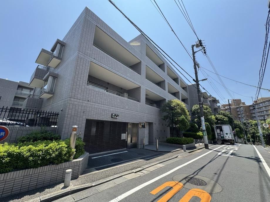 2LDK apartment in Shibuya Ward, Tokyo - Photo 1