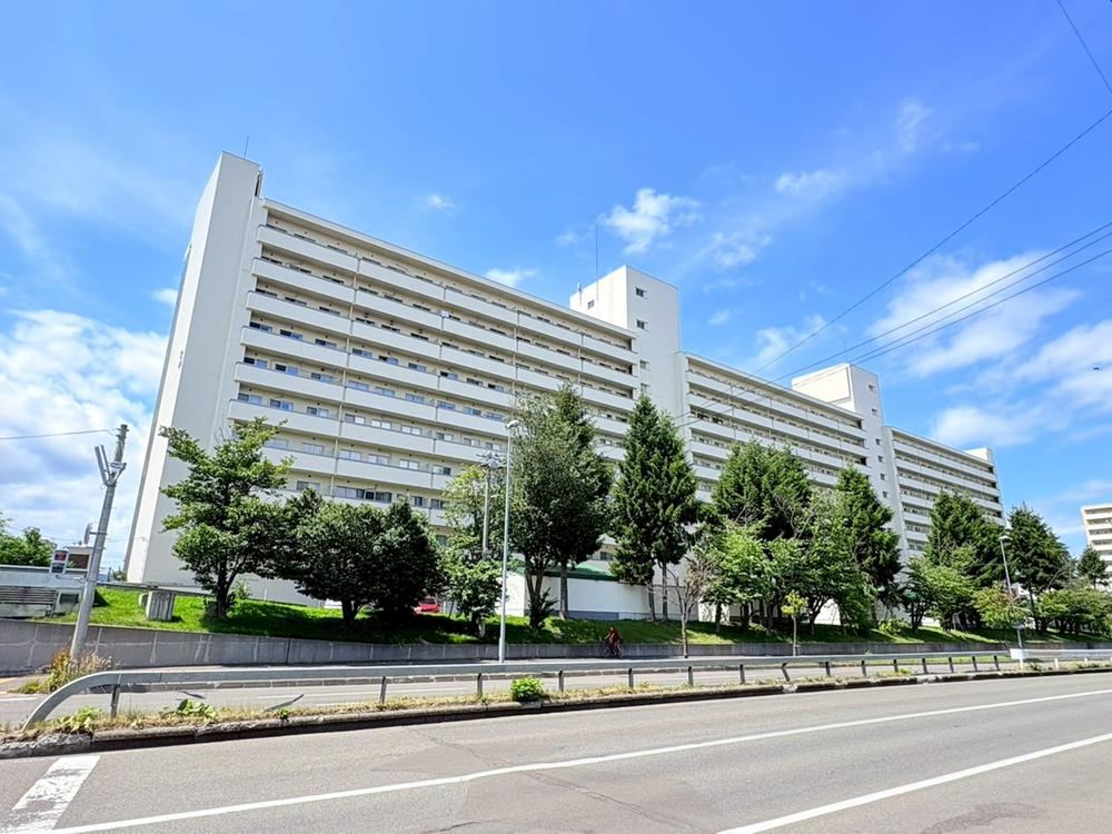 2LDK apartment in Nishi Ward, Sapporo, Hokkaido - Photo 1