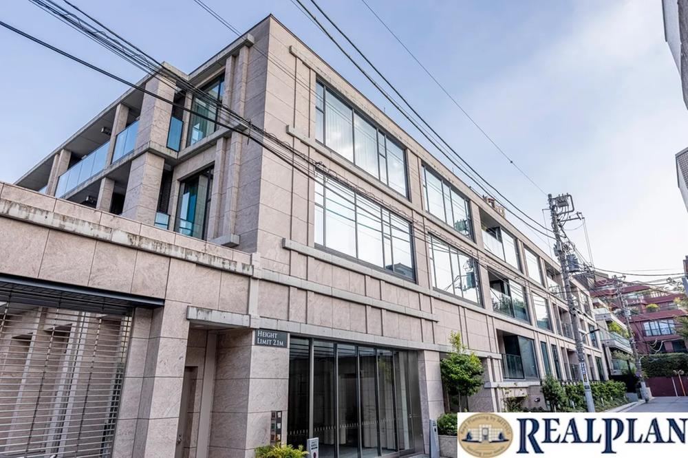2LDK apartment in Minato Ward, Tokyo - Photo 1