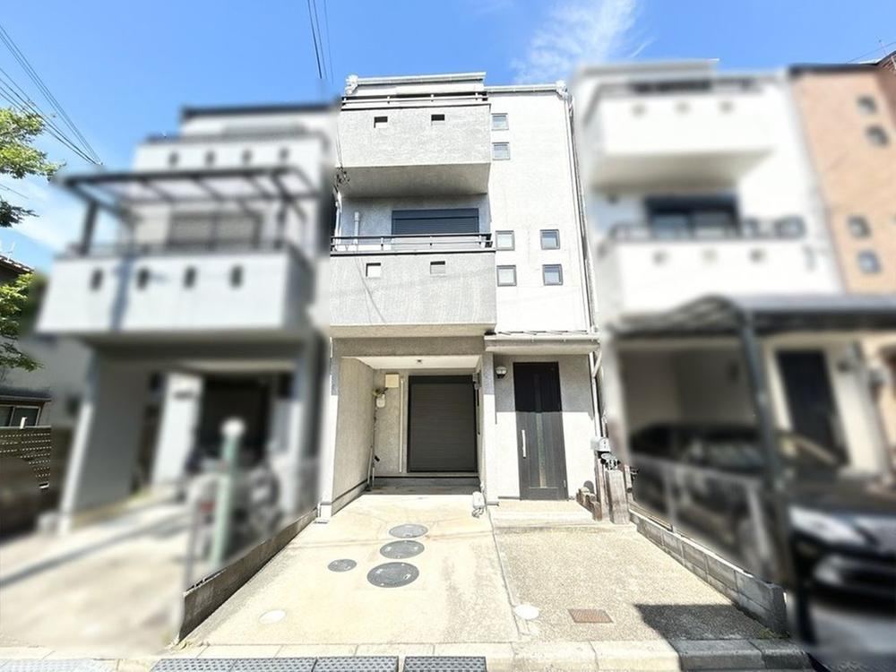 4LDK house in Hirakata, Osaka - Photo 1