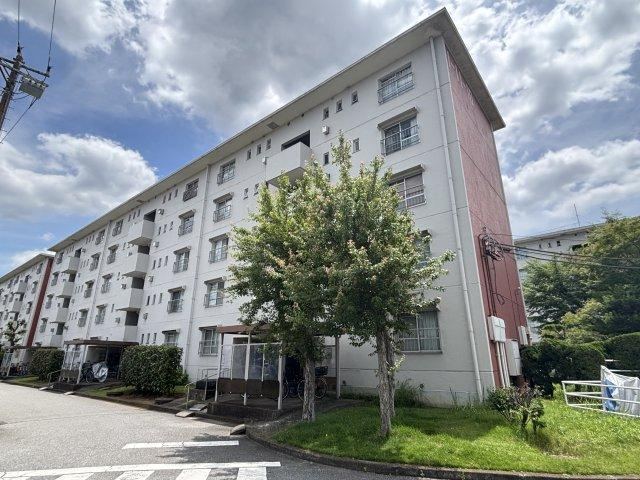 2LDK apartment in Mihama Ward, Chiba - Photo 1