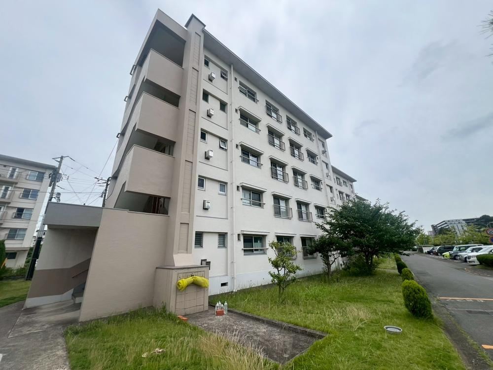 2LDK apartment in Mihama Ward, Chiba - Photo 1