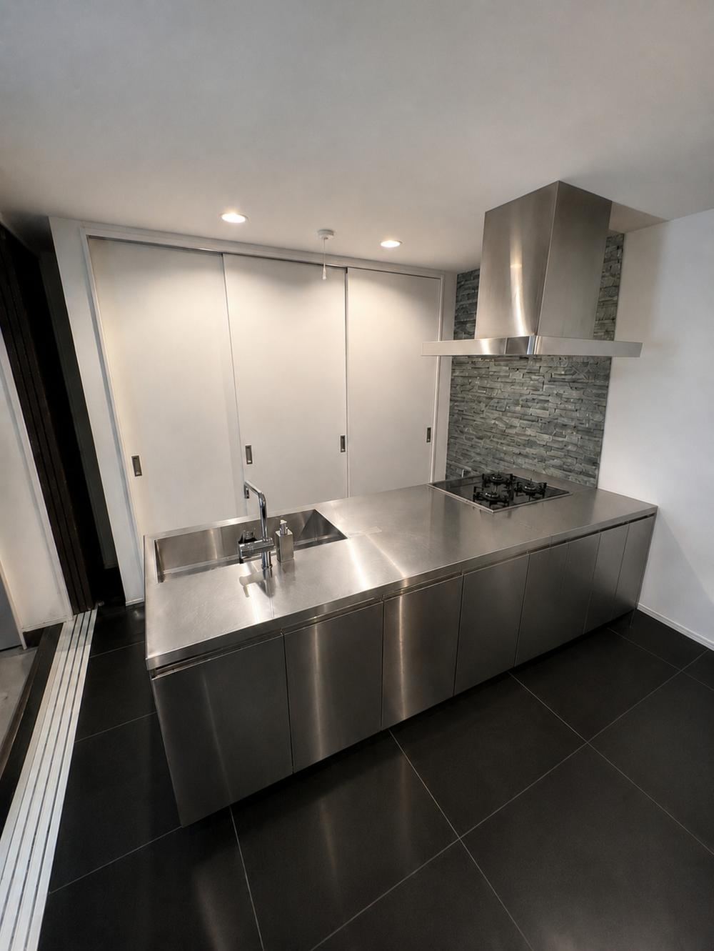 2LDK house in Yao, Osaka - Photo 1