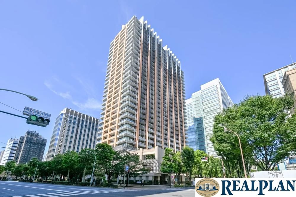 3LDK apartment in Chiyoda Ward, Tokyo - Photo 1