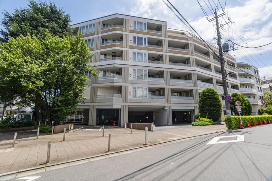 1LDK+S apartment in Meguro Ward, Tokyo - Photo 1