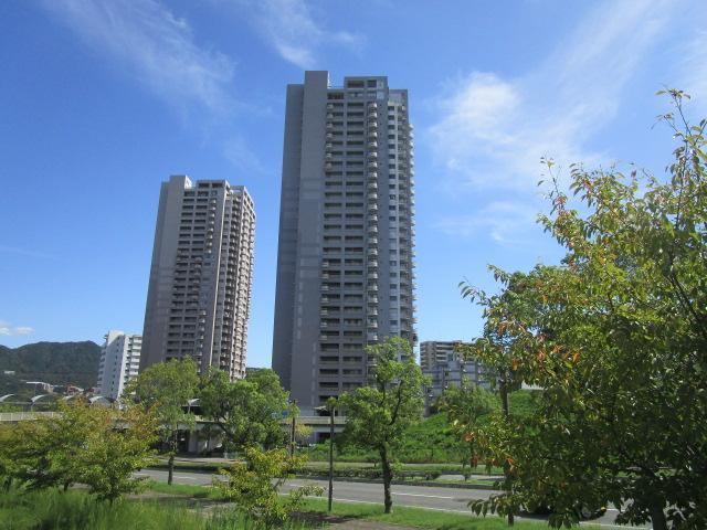2LDK+S apartment in Asaminami Ward, Hiroshima - Photo 1