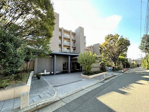 4LDK apartment in Ashiya, Hyogo - Photo 1