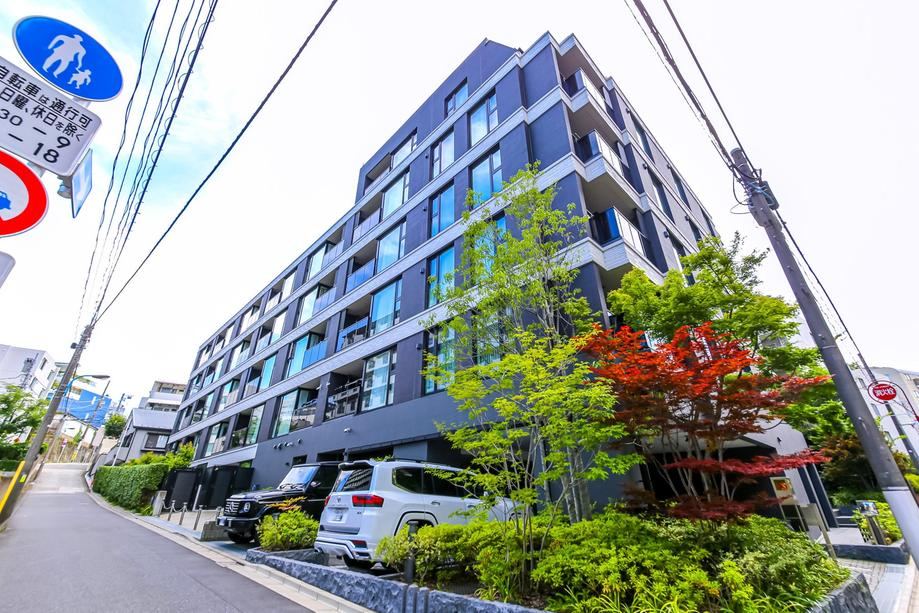 2LDK apartment in Shinjuku Ward, Tokyo - Photo 1