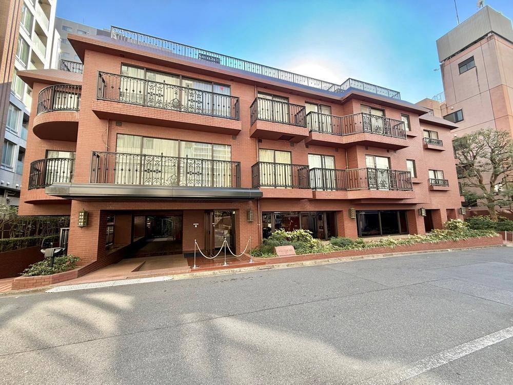 2LDK apartment in Bunkyo Ward, Tokyo - Photo 1