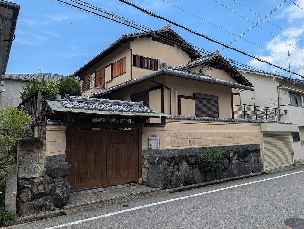 6LDK house in Neyagawa, Osaka - Photo 1