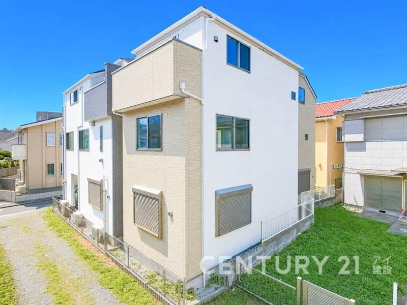 2LDK+2S house in Naka Ward, Yokohama, Kanagawa - Photo 1