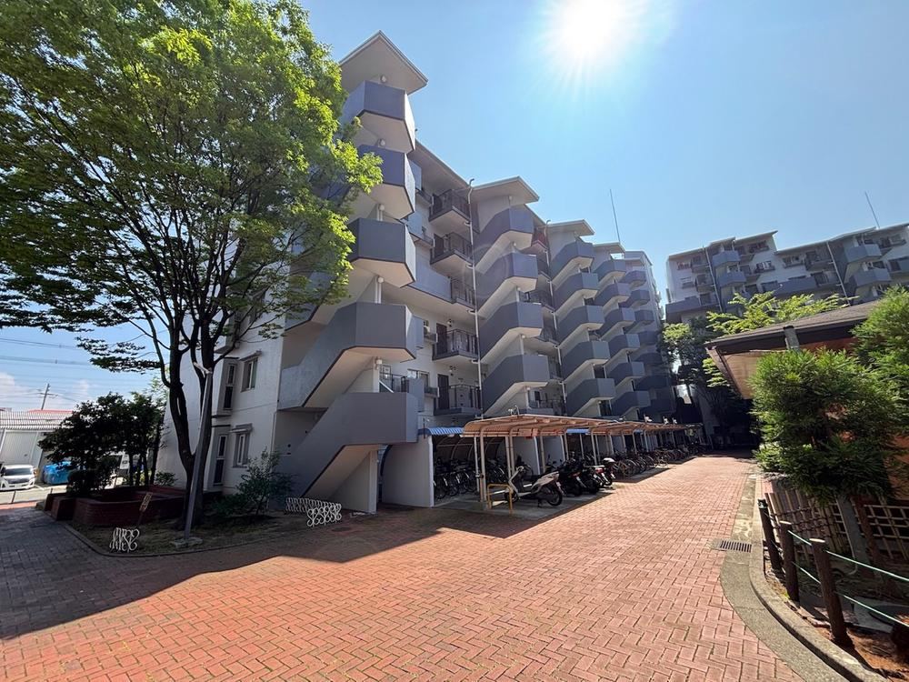 2LDK apartment in Matsubara, Osaka - Photo 1