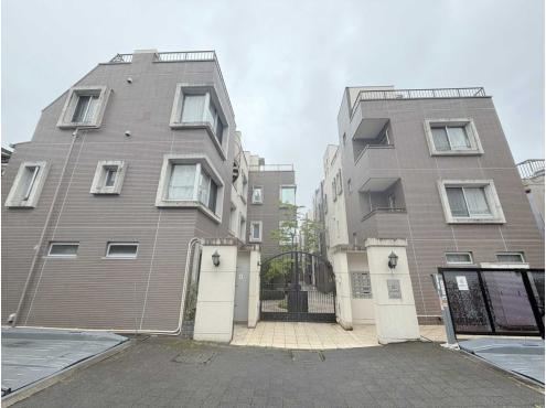 3LDK apartment in Shinjuku Ward, Tokyo - Photo 1
