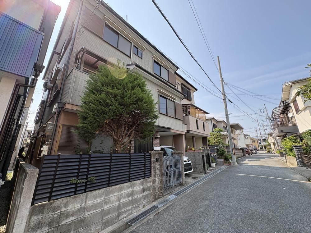 4LDK house in Toyonaka, Osaka - Photo 1