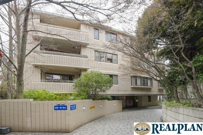 3LDK apartment in Minato Ward, Tokyo - Photo 1