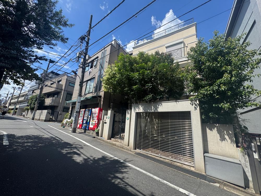 4LDK+2S house in Minato Ward, Tokyo - Photo 1